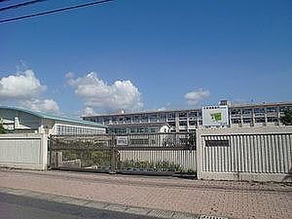 和田小学校 和田小の特色に、(1)WADA OHARA(2)大自慢大会(3)和田っ子フェスタ(4)和田川遊びがあります。〇校訓は・助け合う子・考える子・がんばる子 2200m