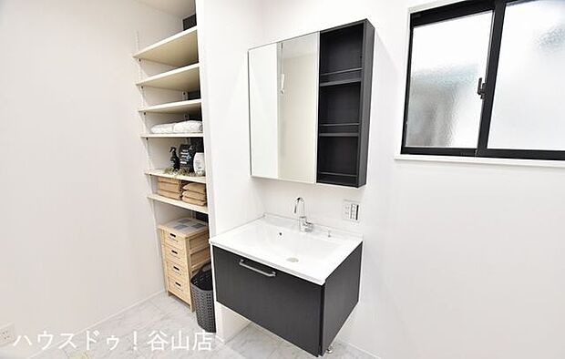 ”コスモス紫原店近くのこだわり設計の新築”の洗面室