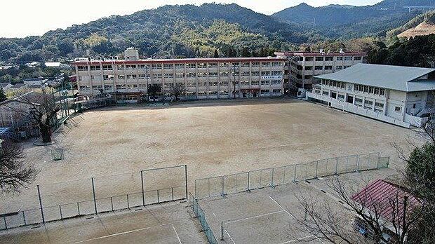 福平中学校【鹿児島市立福平中学校】は、平川町に位置する1947年創立の中学校です。令和4年度の生徒数は521人で、19クラスあります。校訓は「自主・好学・誠実・健康」です。 2230m