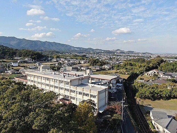 福平小学校【鹿児島市立福平小学校】は、平川町に位置する1892年創立の小学校です。令和4年度の生徒数は1066人で、42クラスあります。校訓は「『希望』　なかよく　かしこく　げんきよく」です…