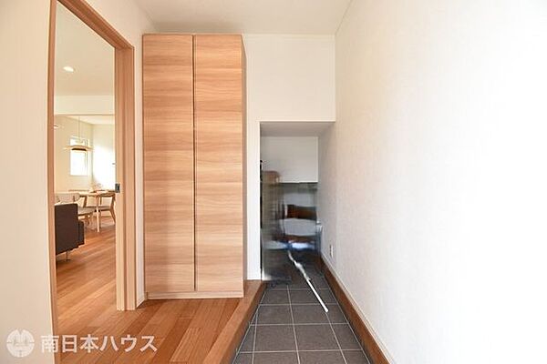 天井までの高さがあるタップリ玄関収納完備。玄関をスッキリ保つことができそうです