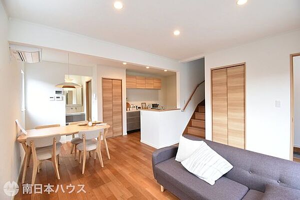 広いリビングは家族が自然と集まる居心地の良い空間