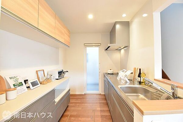 リビングにいるご家族と会話をしながら料理ができる対面式キッチン