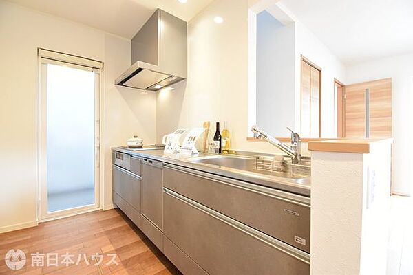 デザイン性と機能性を兼ね備えたシステムキッチン。家事負担を軽減してくれる食洗機を搭載しています