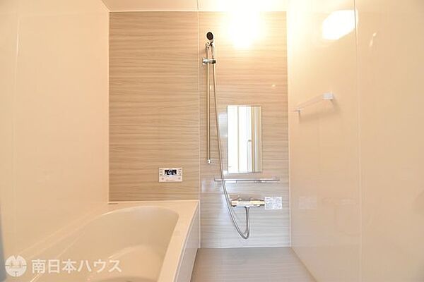 アクセントパネルで落ち着きのある雰囲気を演出したバスルーム