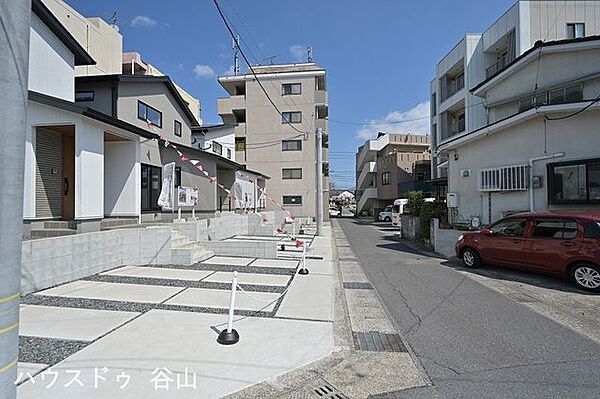 幹線道路から1本入った現地は想像以上に静かな環境です
