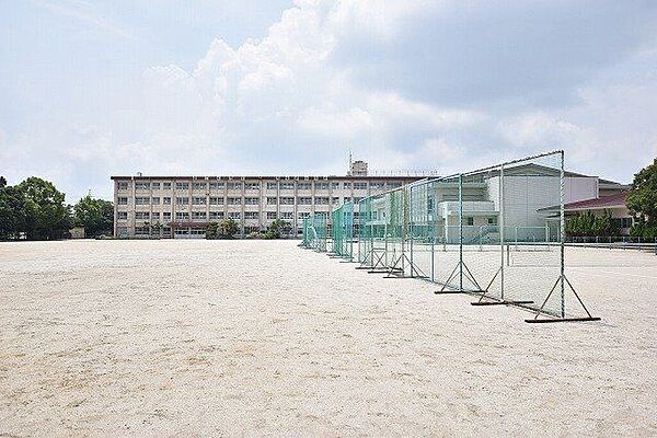 西紫原中学校【鹿児島市立西紫原中学校】は、西紫原町にある1979年開校の中学校です。令和4年度の生徒数は604人で、18クラスあります。教育目標は「自らの可能性を信じ、努力することのできる生徒の育…