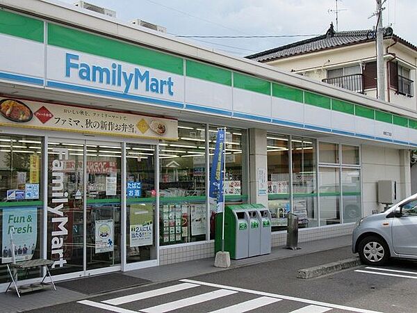 ファミリーマート紫原3丁目店【ファミリーマート紫原三丁目店】は、鹿児島市紫原3丁目33-8に位置する紫原三丁目交差点近くのコンビニエンスストアです。駐車場有、店内には鹿児島銀行のATMがあります…