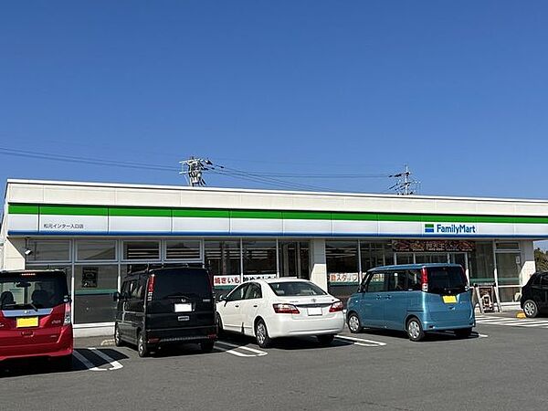 ファミリーマート松元インター入口店【ファミリーマート松元インター入口店】は、鹿児島市石谷町1935-3に位置する鹿児島東市来線近くのコンビニエンスストアです。駐車場有、店内には鹿児島銀行のATMが…