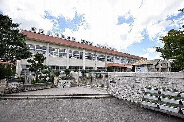 石谷小学校【鹿児島市立石谷小学校】は、石谷町に位置する1878年創立の小学校です。令和3年度の生徒数は485人で、20クラスあります。校訓は「あかるく　かしこく　たくましく」です。 3100m