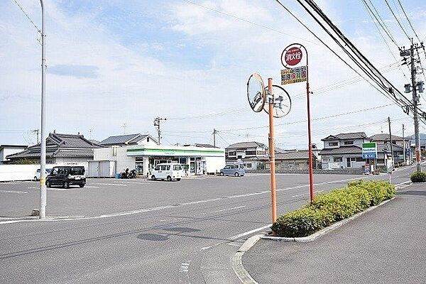 コンビニ ファミリーマート坂之上店 530m