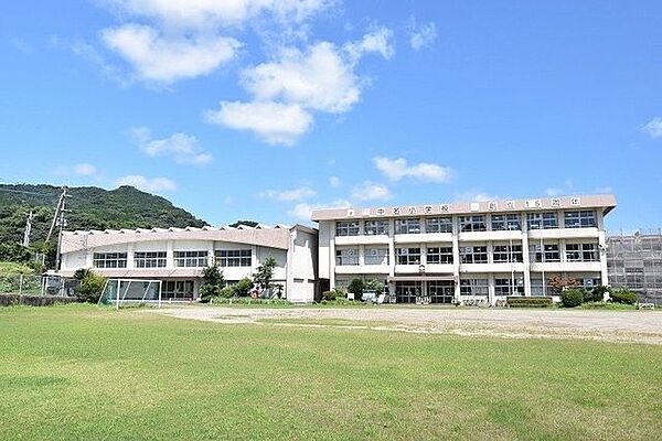 中名小学校 360m