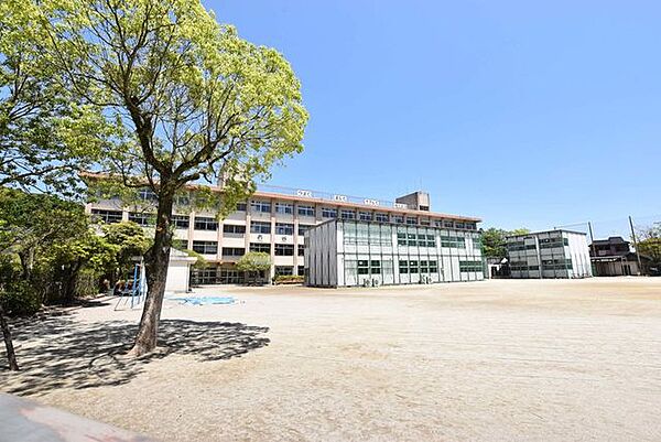 西谷山小学校【鹿児島市立西谷山小学校】は、上福元町に位置する1978年創立の小学校です。令和4年度の生徒数は950人で、37クラスあります。校訓は「自ら学ぶ　つよく　正しく　やさしく　～　※一部抜…