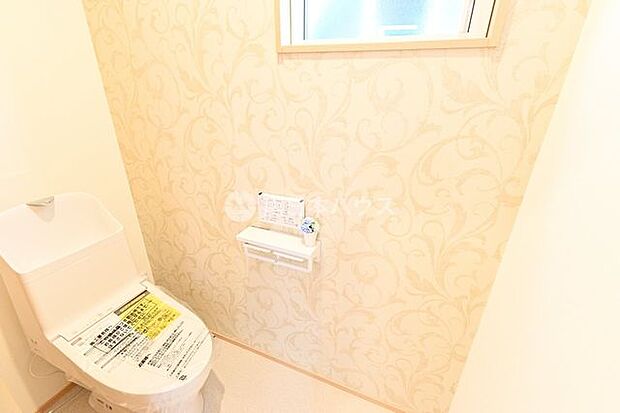 快適な温水洗浄便座付きの1階トイレ。窓があり、明るく上質な空間です。