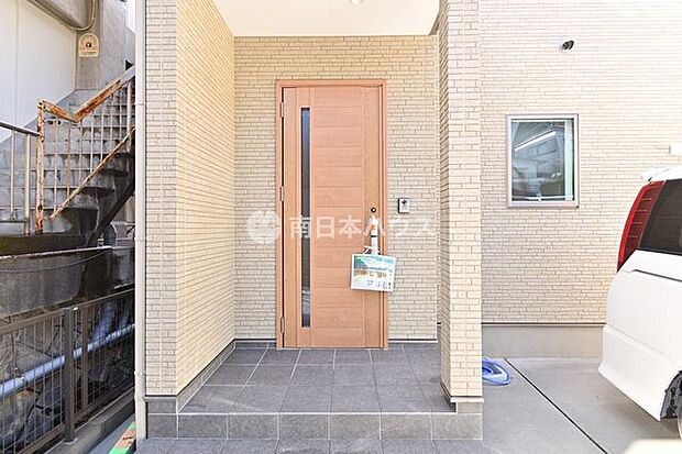 住まう方、訪れる方を上品に迎えるエントランス