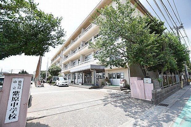 紫原中学校【鹿児島市立紫原中学校】は、紫原6丁目に位置する1967年創立の中学校です。令和4年度の生徒数は735人で、28クラスあります。校訓は「自主・愛知・健康・協和」です。 700m