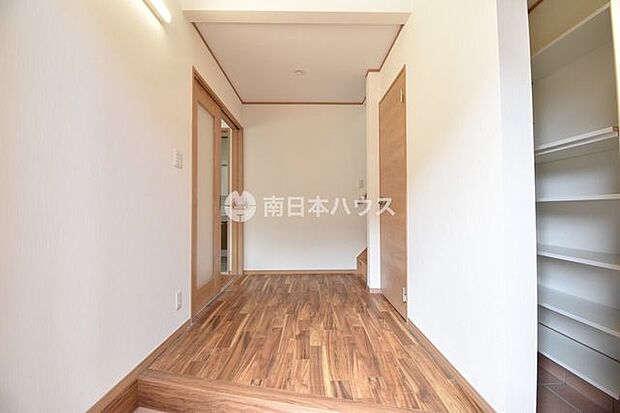 落ち着いた雰囲気の玄関。