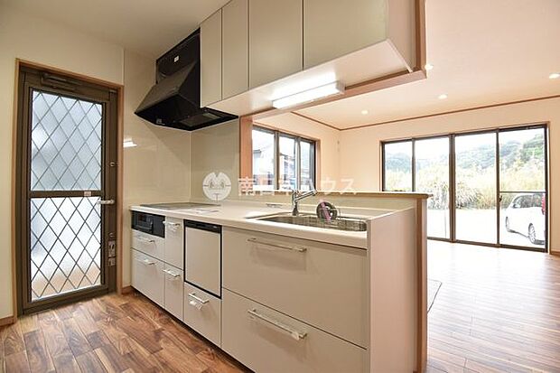 家事をサポートしてくれる、食器洗乾燥機搭載のシステムキッチン。