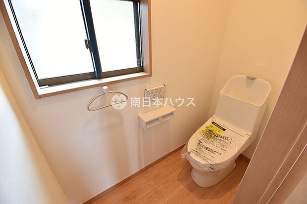 2階トイレも温水洗浄便座付きで快適です