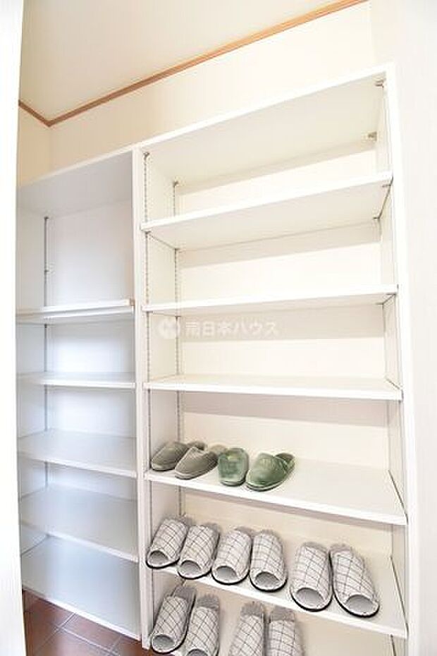 大容量のシューズクロークつきで、玄関をスッキリ保てそうです♪