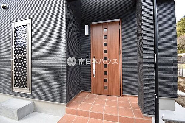 住まう方、訪れる方を上品に迎えるエントランス