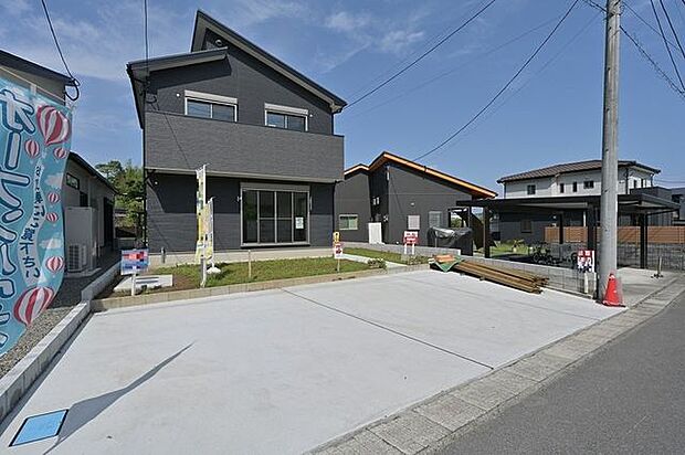 戸建が建ち並び、車通りも少ない落ち着いた雰囲気の住宅地です。