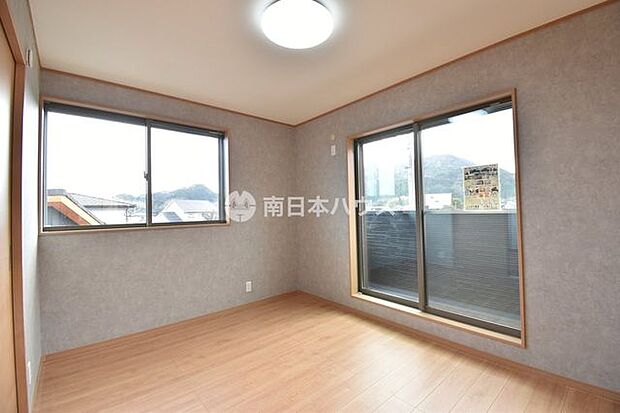 バルコニーに面す洋室です。主寝室や子ども部屋、テレワーク室など、ライフスタイルに合わせてご使用いただけます。