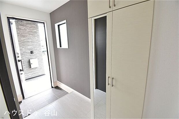 天井までの高さがあるタップリ玄関収納、姿見付きなのも便利