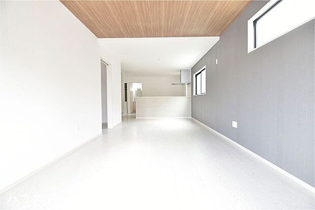 広いリビングは家族が自然と集まる居心地の良い空間