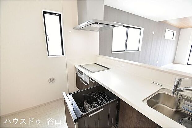 食洗機は手洗いに比べ節水でき、高温洗浄で油汚れもスッキリ。忙しいママの強い味方ですね!