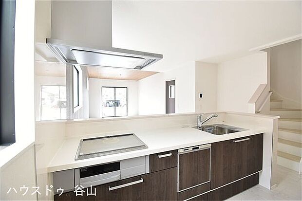 デザイン性と機能性を兼ね備えたシステムキッチン。食器洗乾燥機や家事の負担軽減に♪