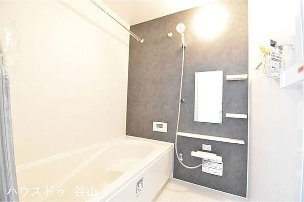 お子様と一緒にバスタイムを楽しめる広々浴室