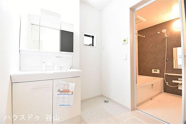 ゆとりの洗面スペースで朝の身支度もスムーズに