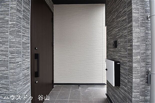 住まう方、訪れる方を上品に迎えるエントランス