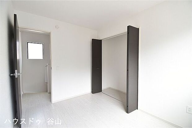 インテリアのコーディネートがしやすいシンプルな内装デザイン