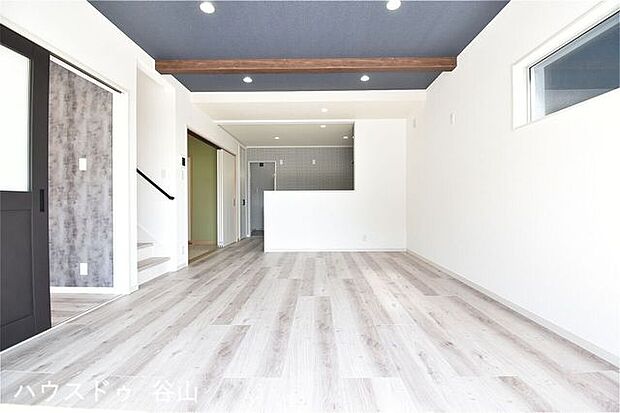 リビングに憩う家族の姿を見守りながら、楽しくお料理ができる対面キッチンを採用