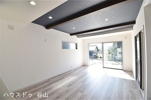 広いリビングは家族が自然と集まる居心地の良い空間