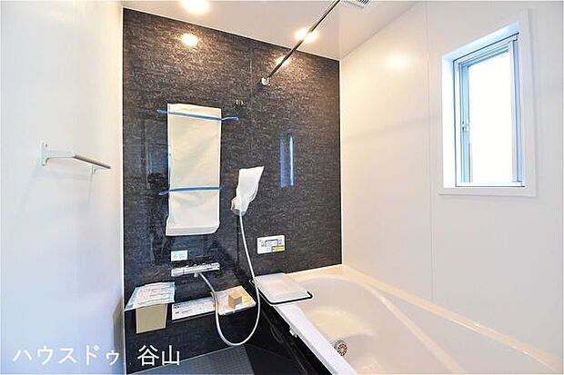 お子様と一緒にバスタイムを楽しめる広々浴室