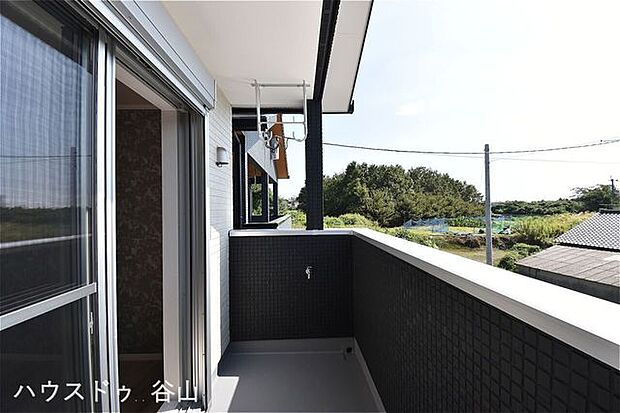 広々バルコニーは日当たり良好