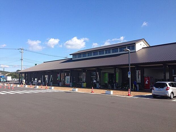 都市農村交流センターお茶の里新鮮野菜・花の直売・種類豊富なお茶の試飲販売を行なっております。まつもと茶を無料で飲めるティーサーバーもあります。 300m