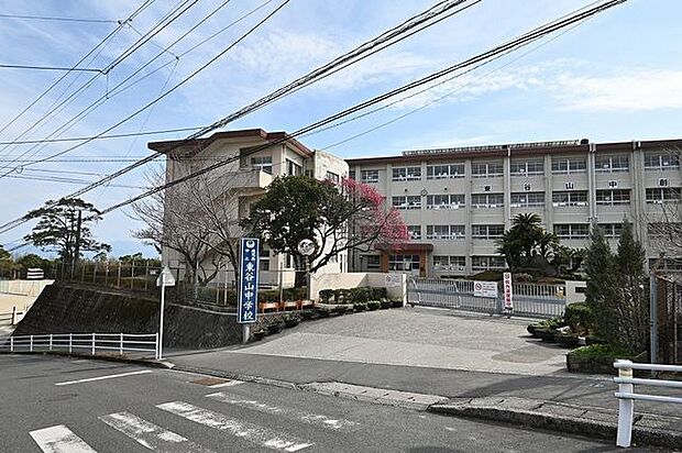 東谷山中学校=魚見ヶ原を中心に,武迫団地,希望ヶ丘団地,さらに商業地・工業団地を形成している東開町からなる。〇校訓は考える人・心豊かな人・たくましい人 1900m