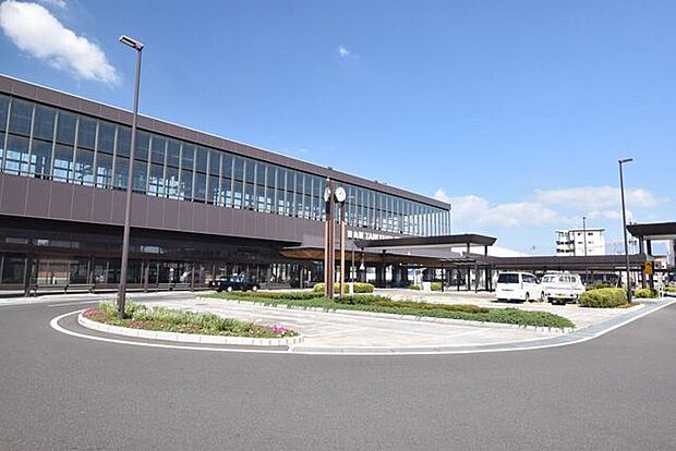 JR谷山駅谷山中央1丁目にあるJR九州指宿枕崎線の高架駅で一日の平均乗車人数は約2770人である(2019年度)近隣には、市役所谷山支所、鹿児島南郵便局、鹿児島情報高校などがある。 1200m