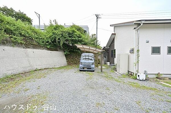 敷地は100坪ありお車は数台駐車可能