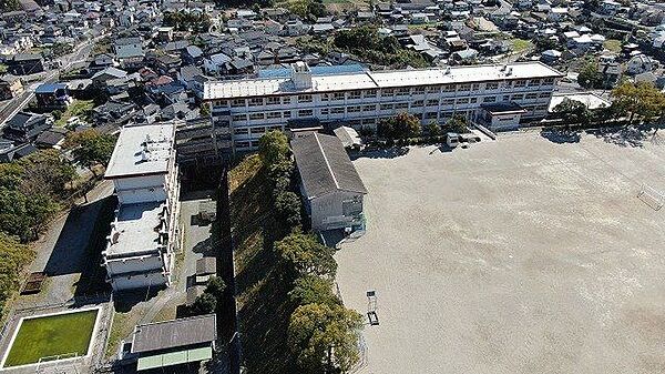 錦江台小学校【鹿児島市立錦江台小学校】は、錦江台1丁目に位置する1979年創立の小学校です。令和4年度の生徒数は692人で、34クラスあります。校訓は「かしこく　やさしく　たくましく」です。 600m
