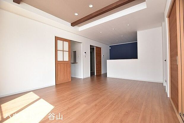 【過去施工例】リビングに憩う家族の姿を見守りながら、楽しくお料理ができる対面キッチンを採用。