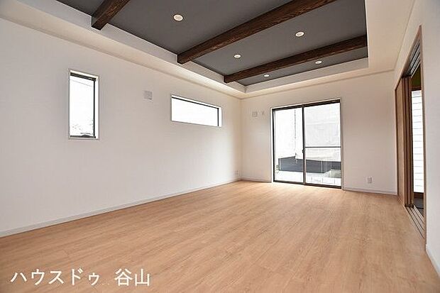 【過去施工例】たっぷりの陽光と爽やかな風を感じて頂ける、開放感あふれるリビングです。