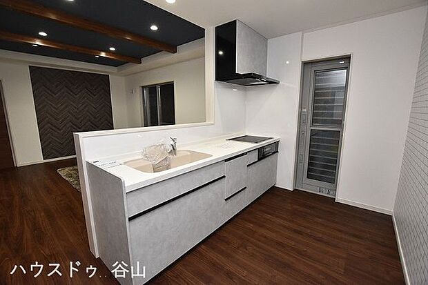 【過去施工例】デザイン性と機能性を兼ね備えたシステムキッチンです。