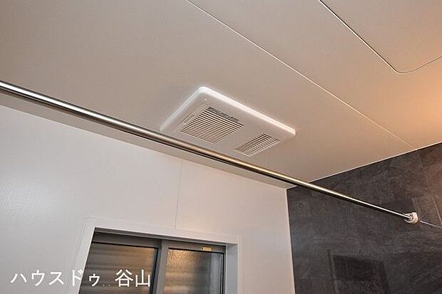 乾燥機付きの浴室は雨の日でも洗濯物が干せるので、忙しい共働きのご家庭では大活躍です。