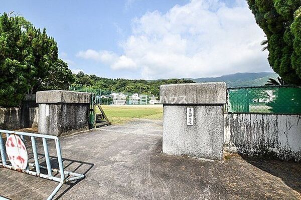 喜入中学校【鹿児島市立喜入中学校】は、喜入町に位置する1947年創立の中学校です。令和4年度の生徒数は238人で、9クラスあります。校訓は「自律・友愛・創造」です。 7240m