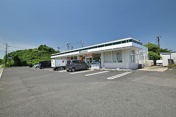 コンビニ ファミリーマート喜入港店 890m